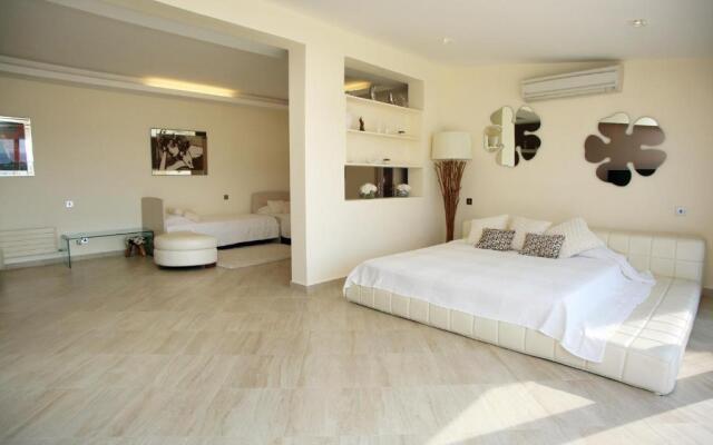 Seafront 5 Bedroom Villa Paradise in Sea Caves