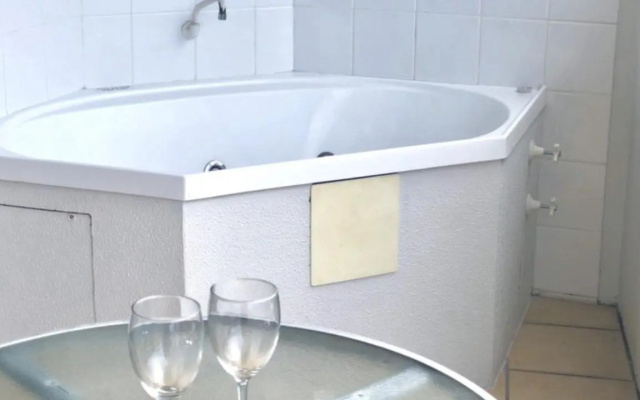 #55 Grand Pacific Resort, Outdoor Spa With A View! – Bathroom – Caloundra