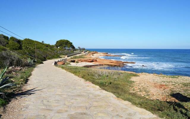 Beautiful 2-Bed first beach line apartment for 6