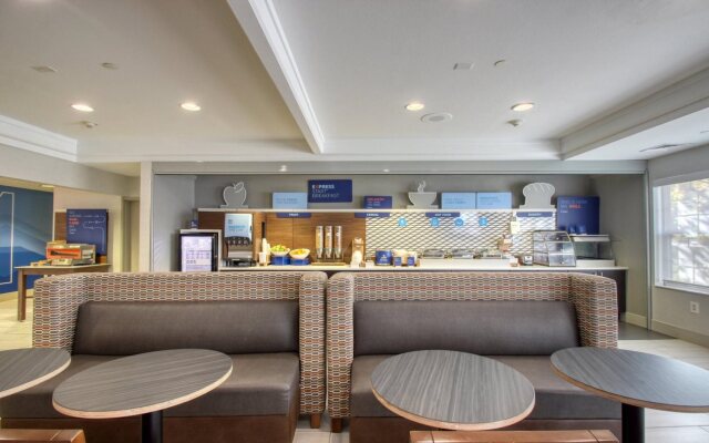 Holiday Inn Express Hotel & Suites Oshkosh by IHG