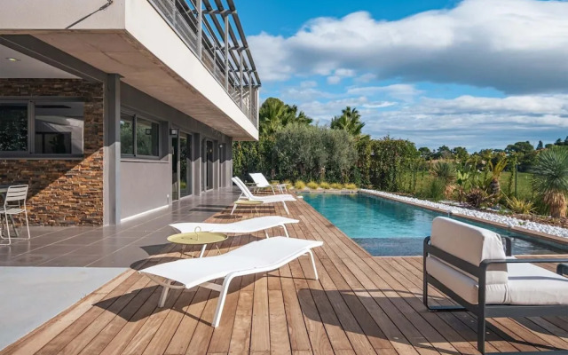 Villa 4 Bedrooms 8 PAX