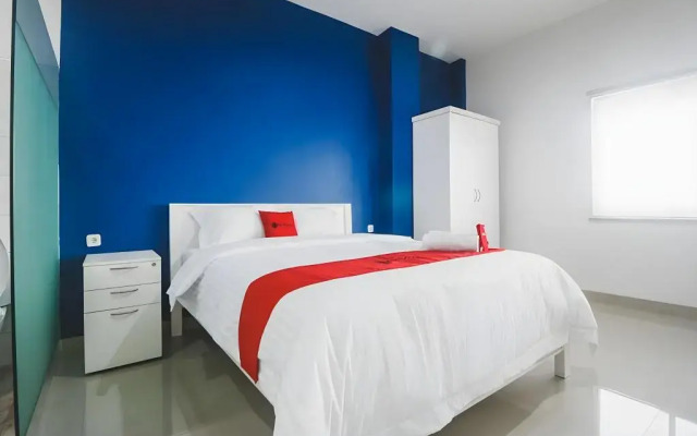 RedDoorz Plus near Living Plaza Jababeka