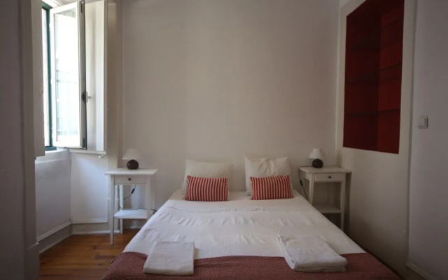 Stunning Apartment Near Chiado