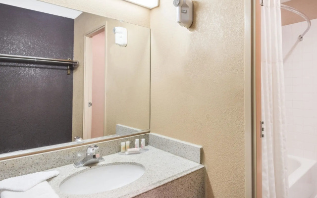 Days Inn by Wyndham Anderson IN