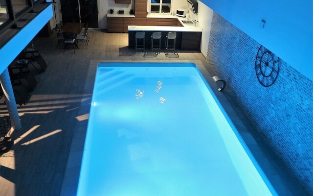 Maison avec piscine intérieure