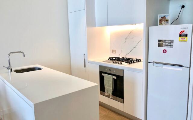 Deluxe and Brand New Lakeside Apartment