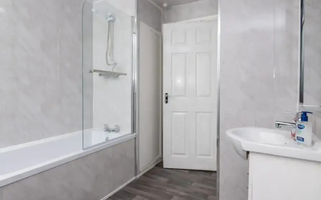 4-bedroom- Stoke-on-trent Sleeps 8- pet Friendly