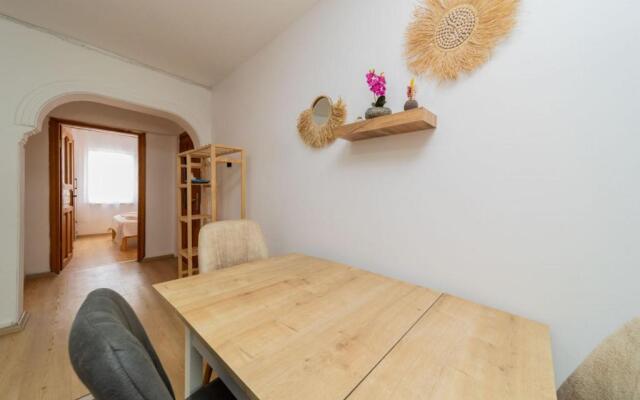 Central Flat With Balcony and Terrace in Muratpasa