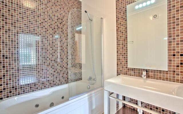 Central Lagos Spacious Apartment by Ideal Homes