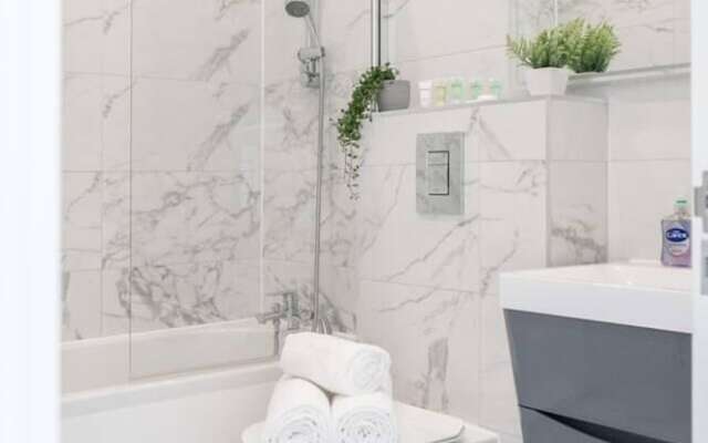 Livestay - Luxury 2bed Apartment With Free Parking