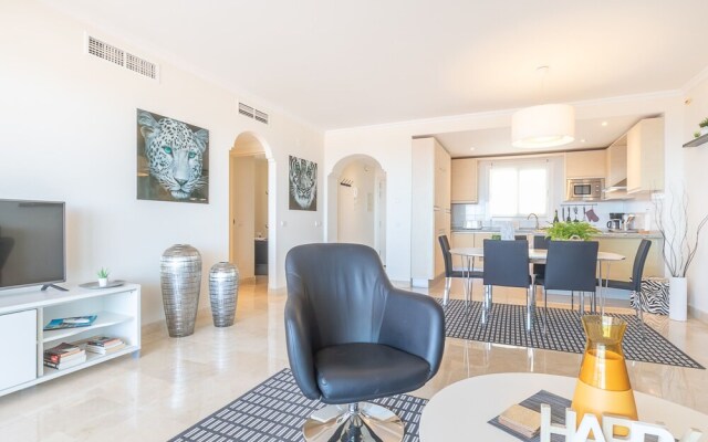 Pool Apt Calahonda 2 With Sea View