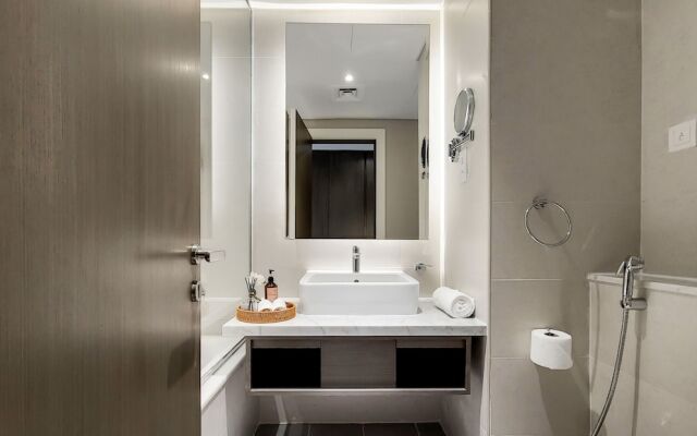 Manzil - 1BR in Business Bay w Burj & Canal Views