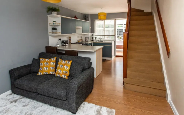 Cosy Homely House With Conservatory And Garden