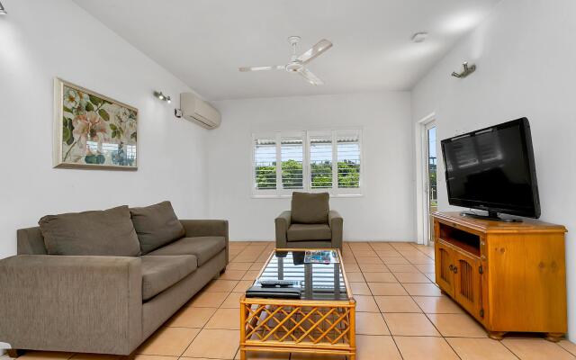 Cairns Reef Apartments & Motel