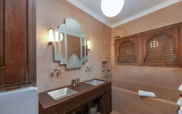 Riad Le J