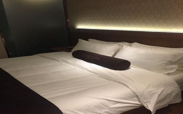 Home Inn (Shanghai Caoyang Meiling North Road Metro Station)