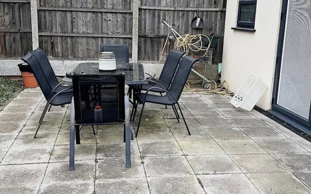 4 Bed House-garden-parking-15 min Elizabeth Line