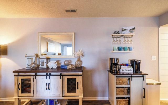 Lazy L at the Lake Chic 3 BDR Condo w/ Boat Slip