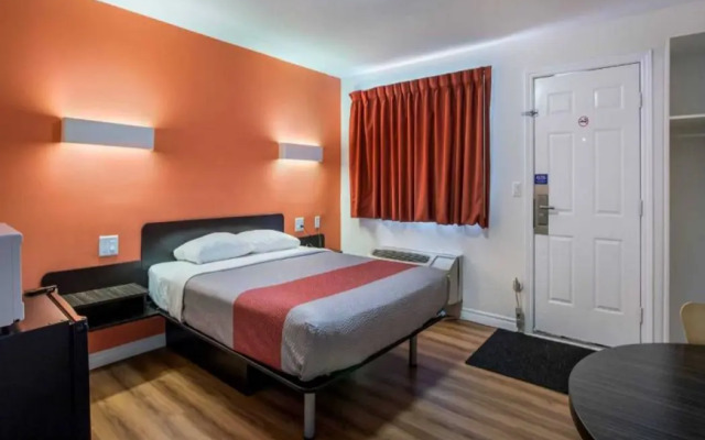 Motel 6 Sudbury, ON