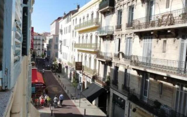 Beautifully decorated two bedroom apartment in the heart of Cannes five minutes walk from Palais 409