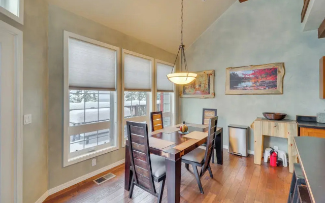 Mountain Views & Deck: Spacious Eureka Getaway!