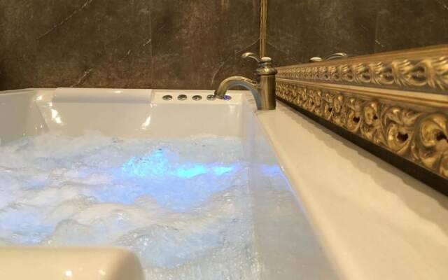 Central Business Suites with Hot Jacuzzi