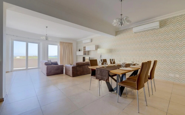 Seafront LUX Apart inc Pool, Upmarket Area