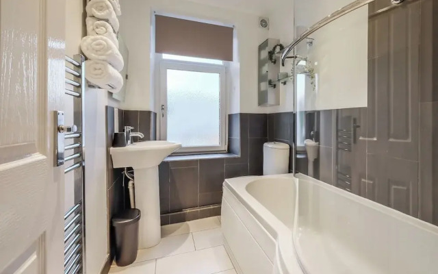 Sleek 2B/1B Retreat in Lindley, Huddersfield