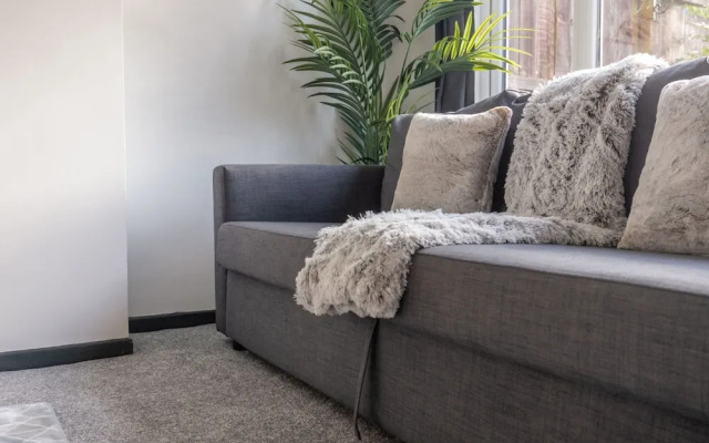 Modern 3 Bed House-free Parking