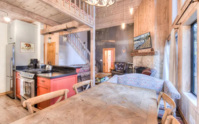 Relax at Rustic Tahoe Charm Minutes to Lake