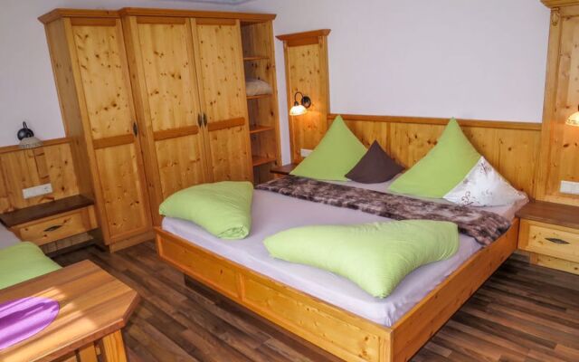 Sesselebenerhof 12821