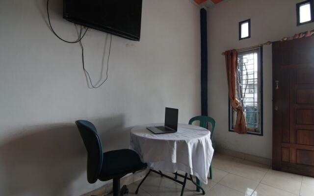 SPOT ON 93378 Lona Guest House SyariahNearScience Park Universitas Riau