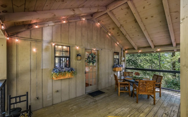 Cliff Haven 1 Bedroom Cabin by RedAwning