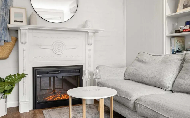 Charming 1-bed With Fireplace by the Beach