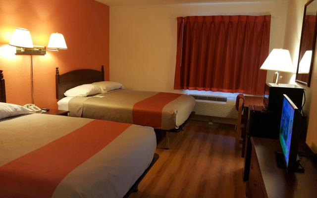 Super 8 Saukville Milwaukee