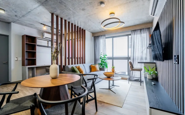 w Stunning 2BR w Great Deco in Centriqo