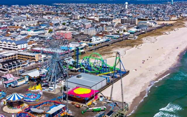 Boardwalk Hotel Charlee & Beach House Rentals
