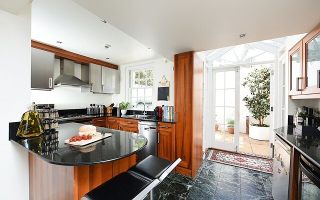 Stylish 2BR Home in Notting Hill