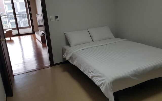 Gangnam Stn Luxury Apt