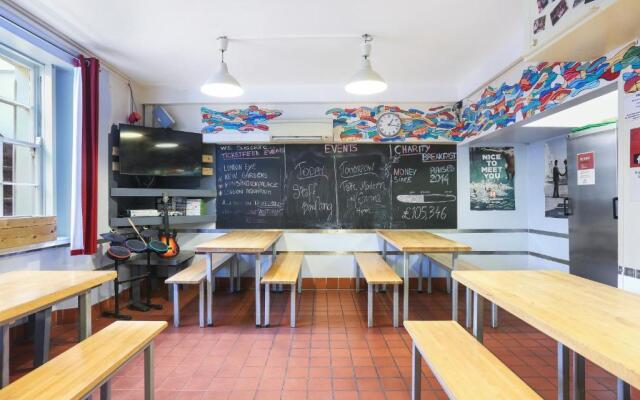 Astor Victoria Hostel - Adults Only