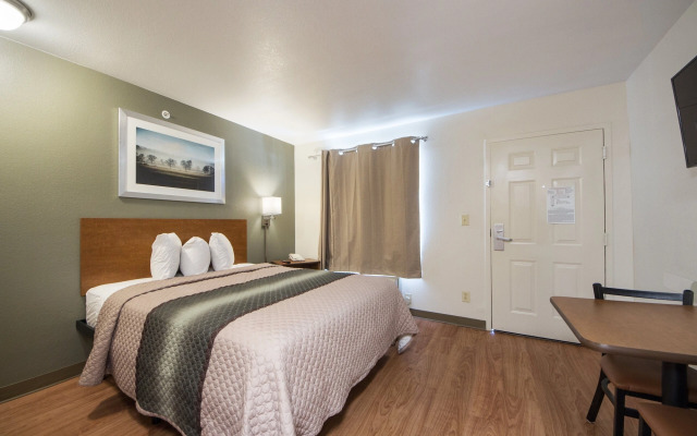 HomeTowne Studios by Red Roof Dallas - Irving