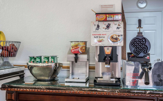 Super 8 by Wyndham San Marcos