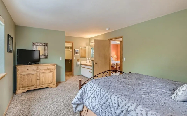 Gold Dust  660a 3 Bedroom Townhouse by RedAwning