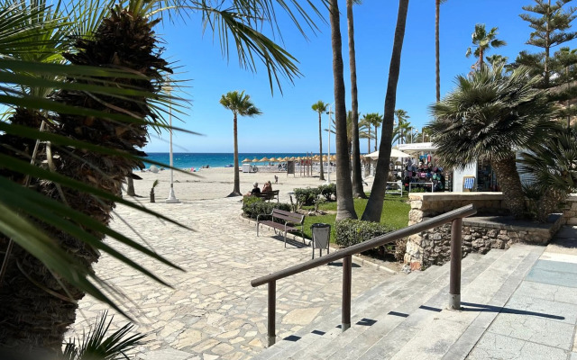 Casa con terraza y hermoso jardín comunal
