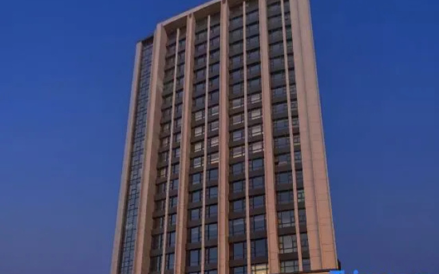 Shijiazhuang West Station Square Atour Hotel