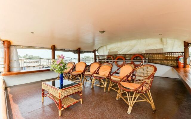 OYO 23047 Rkv Golden Petal Houseboat 3 Bhk