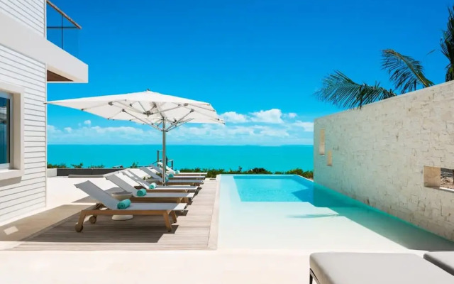 Luxurious Oceanfront Villa Infinity Pool Plunge