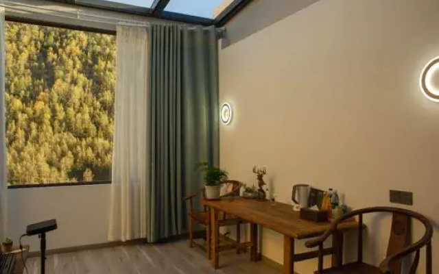 Siguniangshan Zhongshan Inn (Changpinggou Scenic Area)