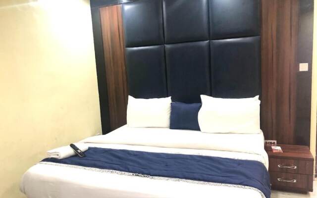 Six Diamond Hotel