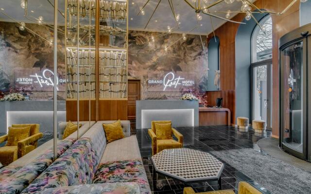 Grand Poet Hotel by Semarah